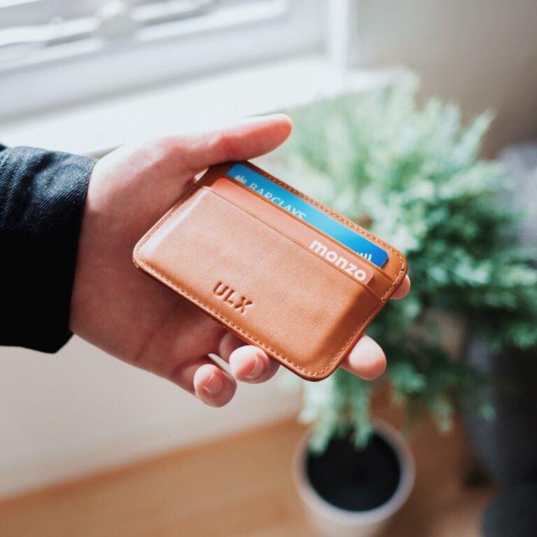 Organize Your Cards And Cash In Style With These 5 Cardholder Styles