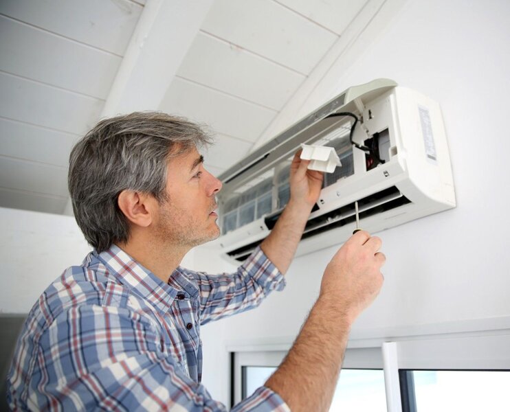 THE ADVANTAGES AND DISADVANTAGES OF AC CLEANING IN UAE
