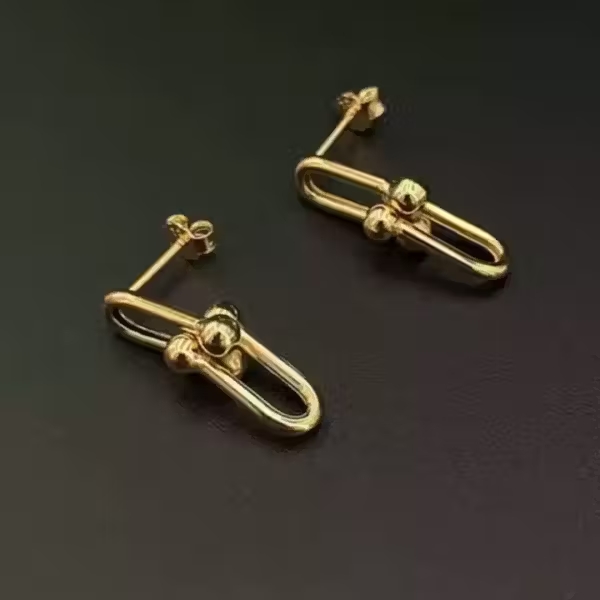 <strong>Cho Jewelries Offers You Stylish and Unique 18k Hardware Earrings</strong>